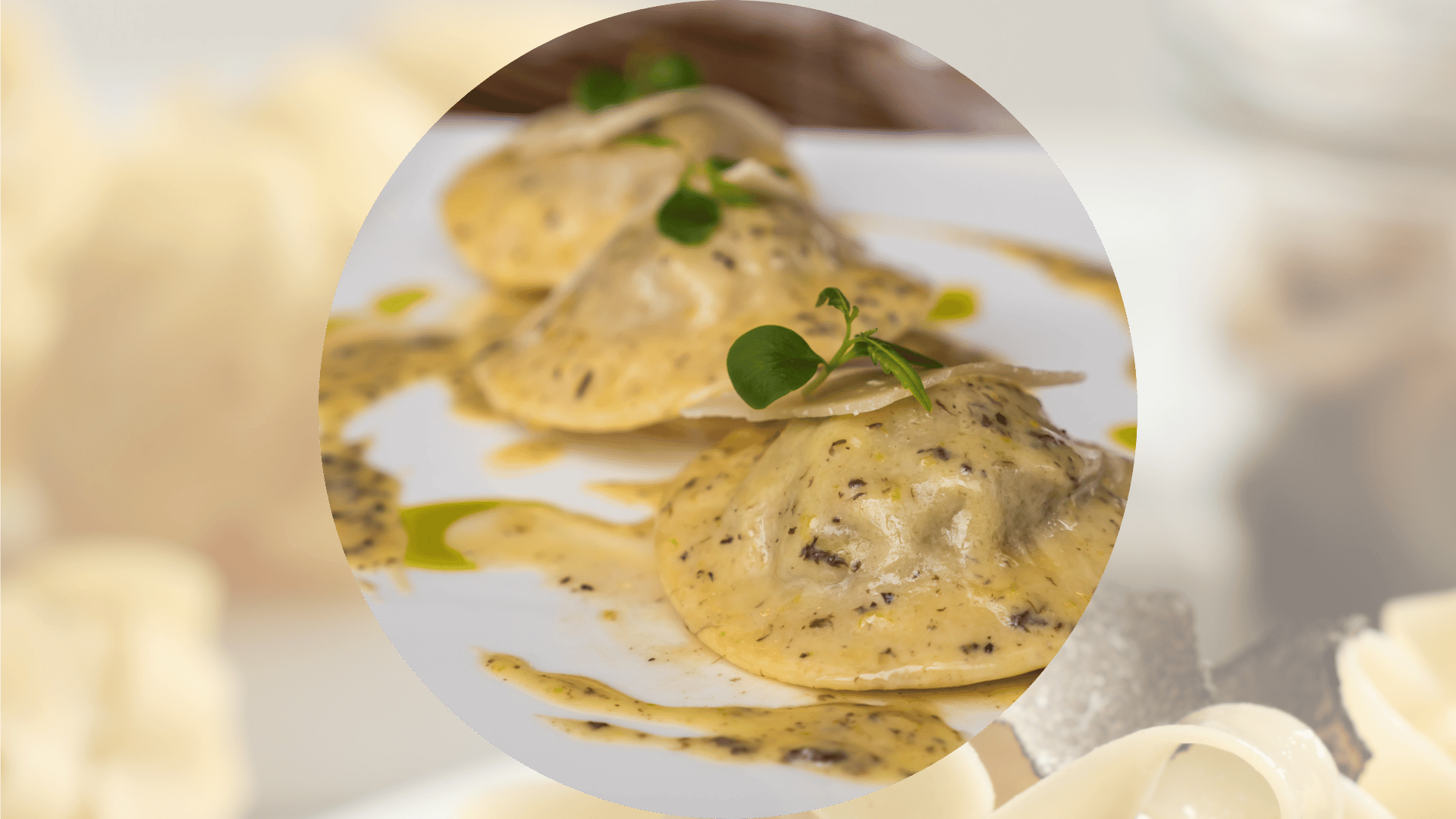 Varietà di creme al tartufo, tra cui crema di funghi porcini e tartufo bianco, in eleganti vasetti trasparenti, pronte per esaltare antipasti e contorni.