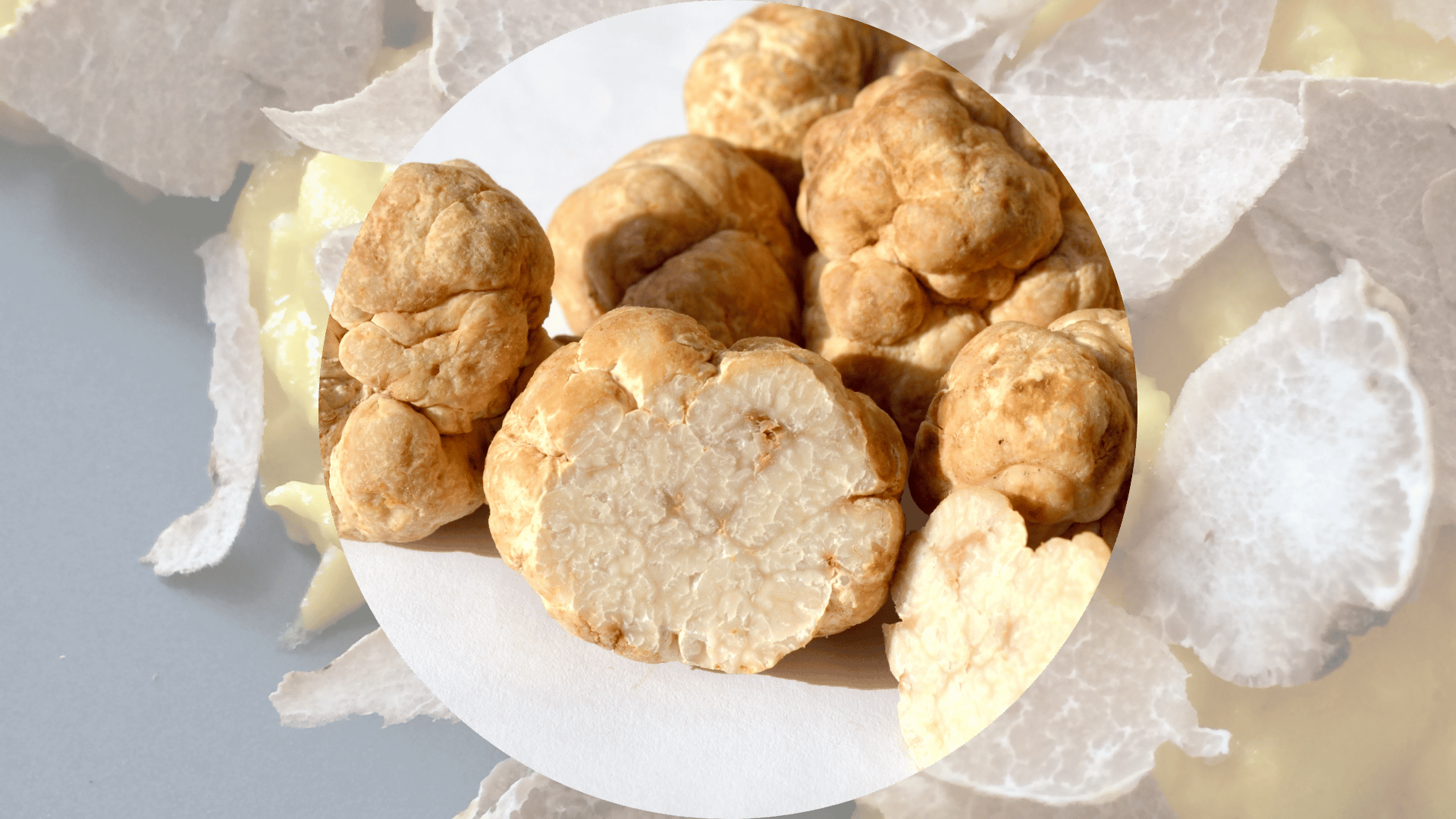 Tartufi freschi interi, esposti in un contesto rustico, pronti per essere utilizzati nelle più raffinate preparazioni culinarie.