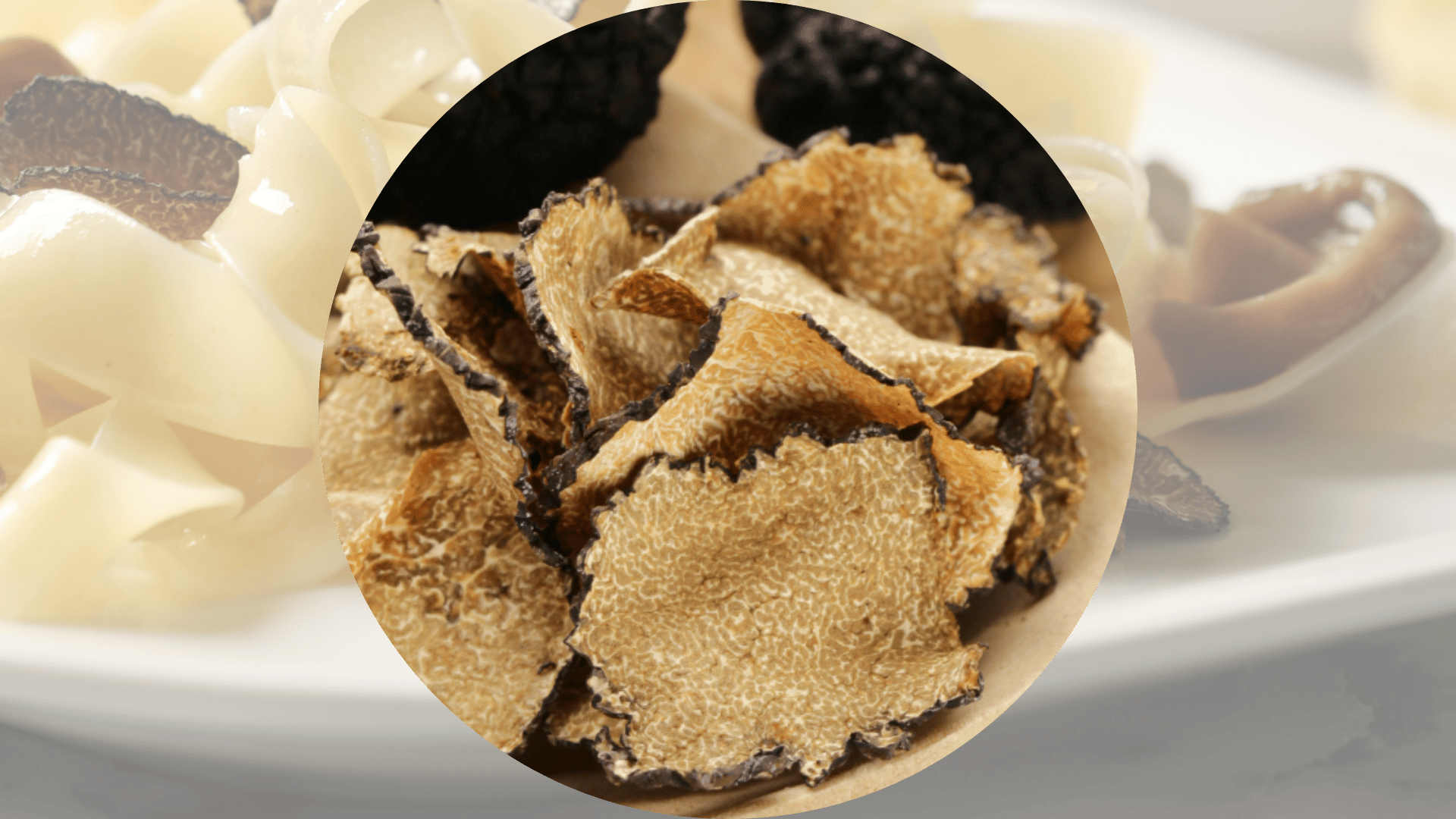 Fette sottili di tartufo nero presentate in un barattolo di vetro, perfette per guarnire e arricchire piatti principali con un tocco di lusso.